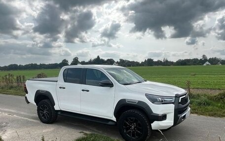 Toyota Hilux VIII, 2022 год, 5 820 000 рублей, 7 фотография