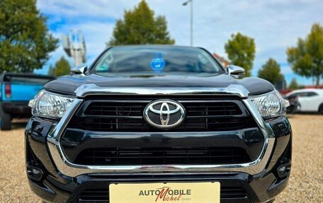 Toyota Hilux VIII, 2022 год, 5 475 000 рублей, 2 фотография