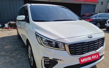 KIA Carnival III, 2019 год, 2 600 000 рублей, 2 фотография