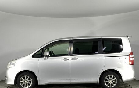 Toyota Noah III, 2013 год, 1 570 000 рублей, 9 фотография