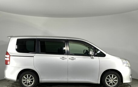 Toyota Noah III, 2013 год, 1 570 000 рублей, 10 фотография