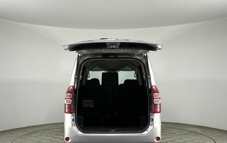 Toyota Noah III, 2013 год, 1 570 000 рублей, 8 фотография