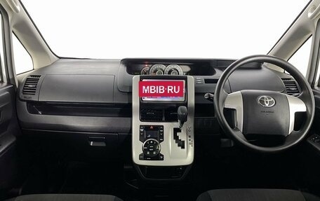 Toyota Noah III, 2013 год, 1 570 000 рублей, 16 фотография