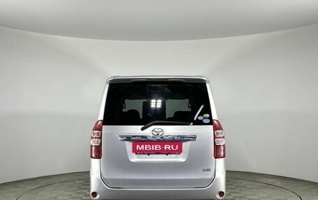 Toyota Noah III, 2013 год, 1 570 000 рублей, 7 фотография