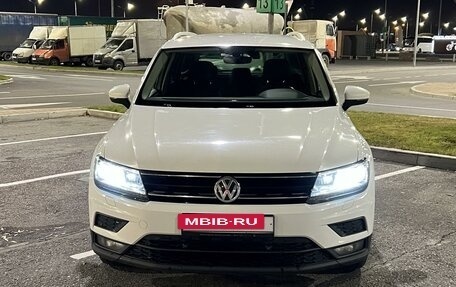 Volkswagen Tiguan II, 2018 год, 2 405 000 рублей, 2 фотография