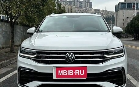 Volkswagen Tiguan II, 2021 год, 2 500 000 рублей, 2 фотография