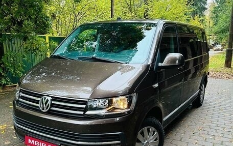 Volkswagen Caravelle T6 рестайлинг, 2018 год, 2 950 000 рублей, 1 фотография