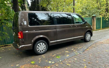 Volkswagen Caravelle T6 рестайлинг, 2018 год, 2 950 000 рублей, 6 фотография