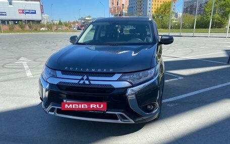 Mitsubishi Outlander III рестайлинг 3, 2019 год, 2 700 000 рублей, 5 фотография