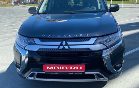 Mitsubishi Outlander III рестайлинг 3, 2019 год, 2 700 000 рублей, 3 фотография