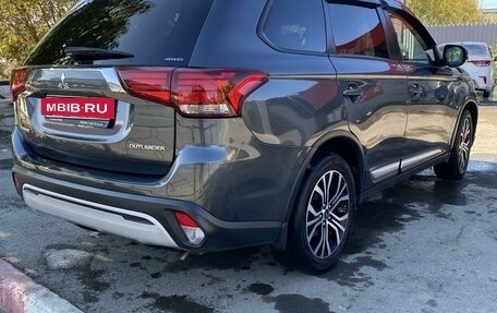 Mitsubishi Outlander III рестайлинг 3, 2019 год, 2 700 000 рублей, 13 фотография