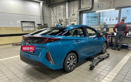 Toyota Prius IV XW50, 2020 год, 2 350 000 рублей, 2 фотография