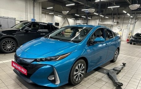 Toyota Prius IV XW50, 2020 год, 2 350 000 рублей, 3 фотография