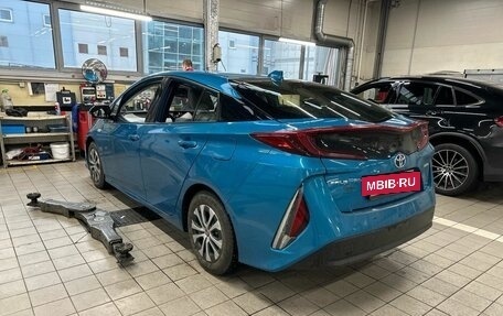 Toyota Prius IV XW50, 2020 год, 2 350 000 рублей, 4 фотография