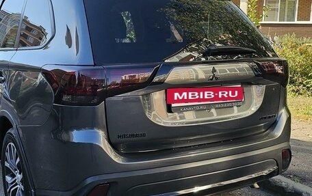 Mitsubishi Outlander III рестайлинг 3, 2017 год, 2 100 000 рублей, 2 фотография