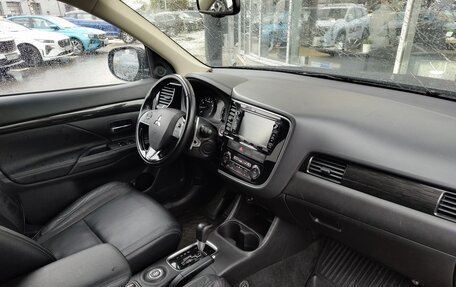 Mitsubishi Outlander III рестайлинг 3, 2016 год, 2 390 000 рублей, 7 фотография