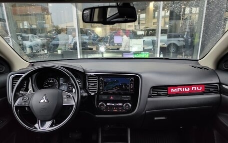 Mitsubishi Outlander III рестайлинг 3, 2016 год, 2 390 000 рублей, 9 фотография