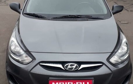 Hyundai Solaris II рестайлинг, 2012 год, 800 000 рублей, 1 фотография