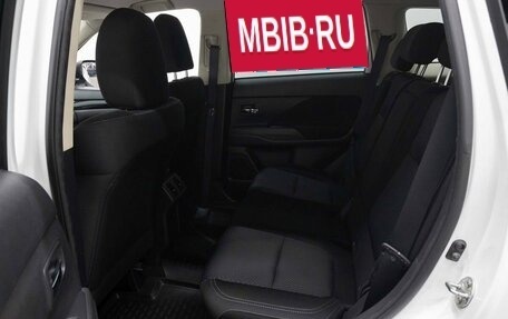 Mitsubishi Outlander III рестайлинг 3, 2018 год, 2 300 000 рублей, 11 фотография