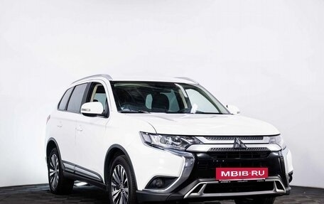 Mitsubishi Outlander III рестайлинг 3, 2018 год, 2 300 000 рублей, 3 фотография