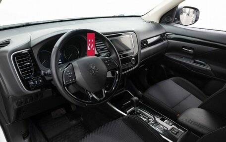 Mitsubishi Outlander III рестайлинг 3, 2018 год, 2 300 000 рублей, 9 фотография