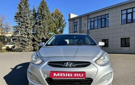 Hyundai Solaris II рестайлинг, 2012 год, 800 000 рублей, 2 фотография