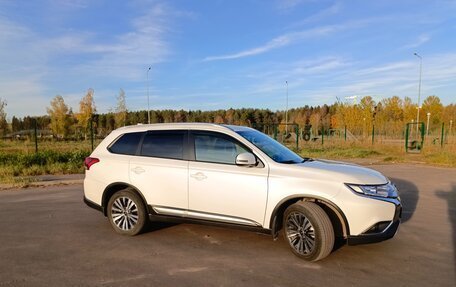 Mitsubishi Outlander III рестайлинг 3, 2019 год, 2 360 000 рублей, 3 фотография