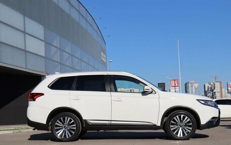 Mitsubishi Outlander III рестайлинг 3, 2019 год, 2 650 000 рублей, 4 фотография