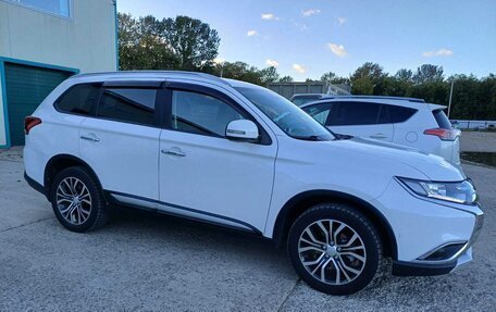 Mitsubishi Outlander III рестайлинг 3, 2018 год, 2 350 000 рублей, 8 фотография