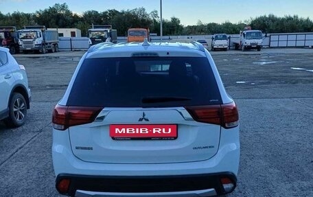 Mitsubishi Outlander III рестайлинг 3, 2018 год, 2 350 000 рублей, 5 фотография