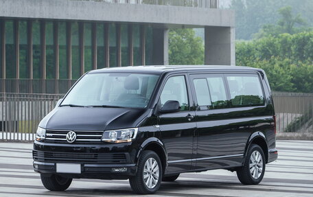 Volkswagen Caravelle T6 рестайлинг, 2015 год, 2 500 000 рублей, 1 фотография