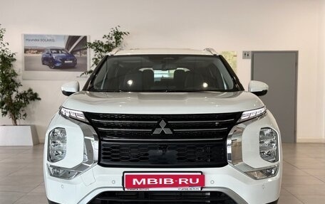 Mitsubishi Outlander, 2023 год, 4 690 000 рублей, 2 фотография