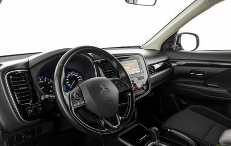 Mitsubishi Outlander III рестайлинг 3, 2019 год, 2 350 000 рублей, 15 фотография