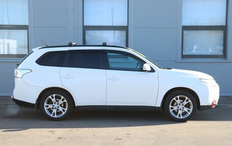 Mitsubishi Outlander III рестайлинг 3, 2013 год, 1 350 000 рублей, 4 фотография