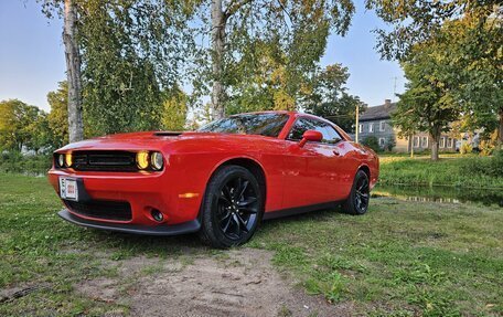 Dodge Challenger III рестайлинг 2, 2017 год, 3 500 000 рублей, 3 фотография