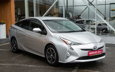 Toyota Prius IV XW50, 2017 год, 1 588 000 рублей, 3 фотография