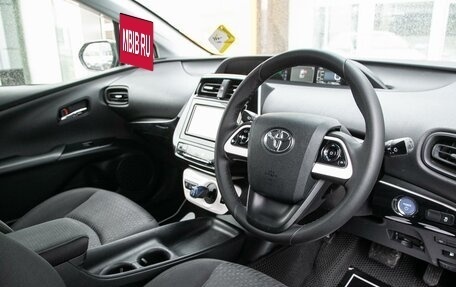 Toyota Prius IV XW50, 2017 год, 1 588 000 рублей, 12 фотография