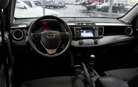 Toyota RAV4, 2015 год, 2 299 000 рублей, 6 фотография