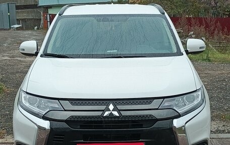 Mitsubishi Outlander III рестайлинг 3, 2021 год, 2 750 000 рублей, 2 фотография