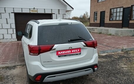 Mitsubishi Outlander III рестайлинг 3, 2021 год, 2 750 000 рублей, 4 фотография