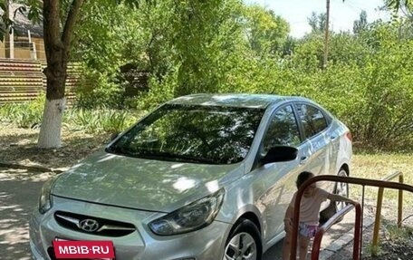 Hyundai Solaris II рестайлинг, 2011 год, 790 000 рублей, 2 фотография