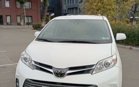 Toyota Sienna III, 2018 год, 3 520 000 рублей, 1 фотография