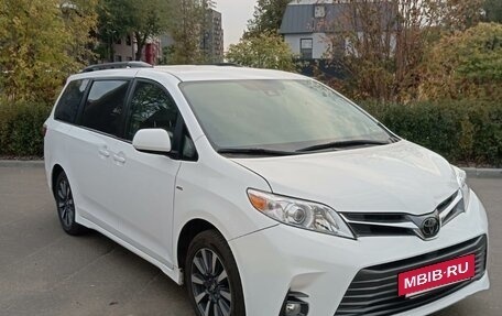 Toyota Sienna III, 2018 год, 3 520 000 рублей, 2 фотография