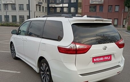 Toyota Sienna III, 2018 год, 3 520 000 рублей, 4 фотография