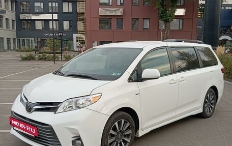 Toyota Sienna III, 2018 год, 3 520 000 рублей, 6 фотография