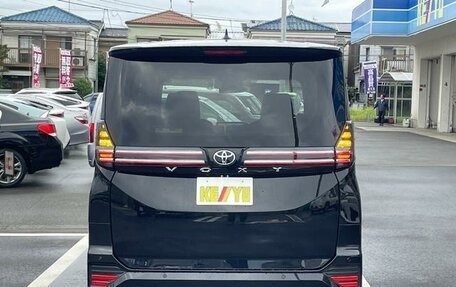 Toyota Voxy, 2023 год, 5 150 000 рублей, 7 фотография