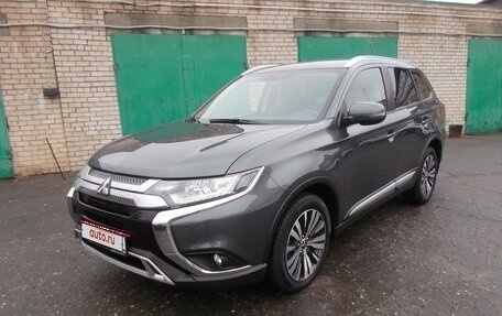 Mitsubishi Outlander III рестайлинг 3, 2020 год, 2 850 000 рублей, 1 фотография