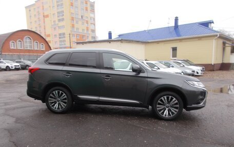 Mitsubishi Outlander III рестайлинг 3, 2020 год, 2 850 000 рублей, 4 фотография