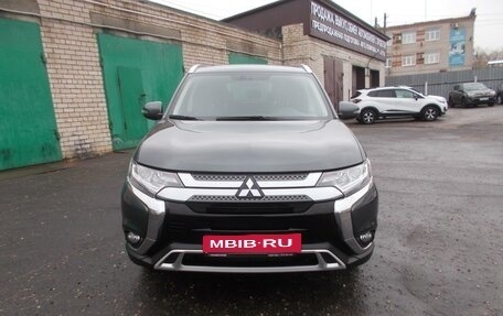 Mitsubishi Outlander III рестайлинг 3, 2020 год, 2 850 000 рублей, 2 фотография