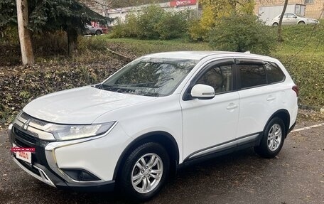 Mitsubishi Outlander III рестайлинг 3, 2019 год, 1 980 000 рублей, 2 фотография